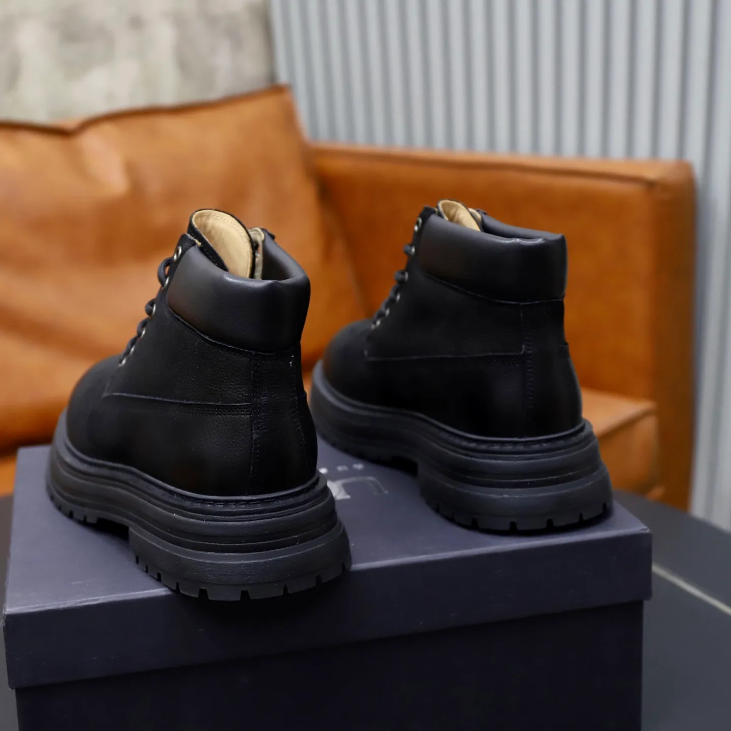 Ex-factory price: 680💰Thick wool imported from Australia Brand: UGG genuine purchasing agent Size: 38-44 (customized in 45) Grade: Official website 1:1 Material: First-layer genuine leather waterproof and antifreeze upper Real wool lining Original non-slip Soft wear-resistant outsole Style category: Men's casual shoes Trendy style Comfortable on the feet Color: Official website color synchronization